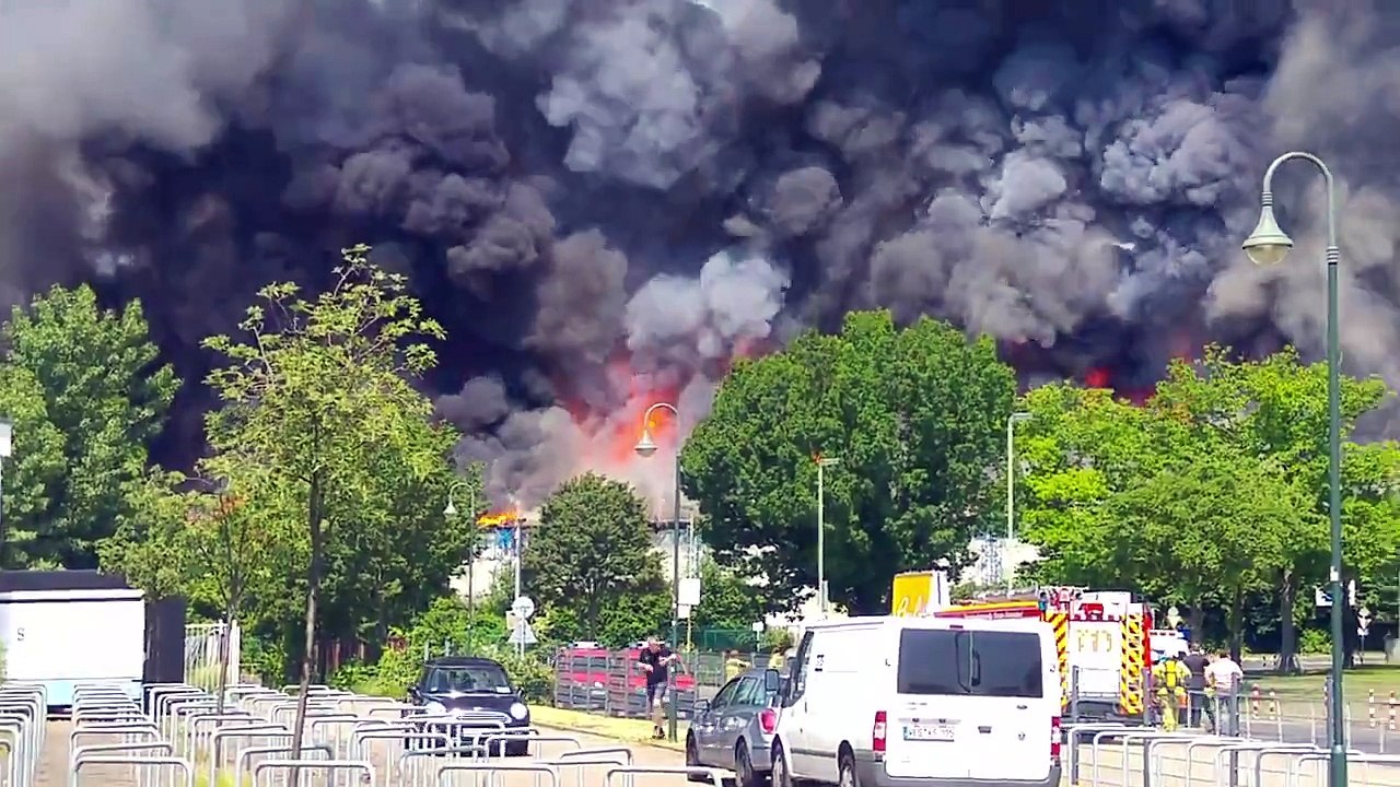 Düsseldorf Flüchtlingsunterkunft steht in Flammen