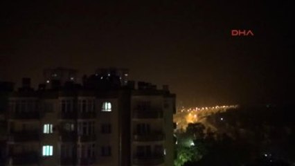 Tarsus'ta Fırtına Ağaçları Devirdi, Çatıları Uçurdu