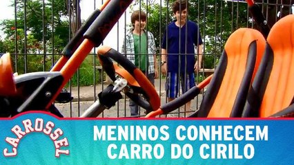 Meninos conhecem carro do Cirilo
