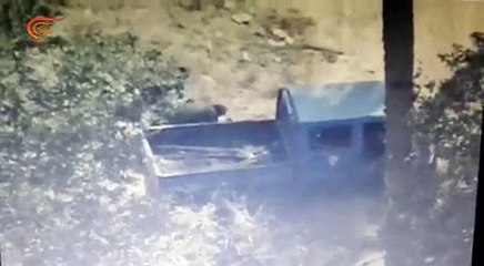 مسلحو داعش يتخلصون من عدة عسكرية في احد المحاور