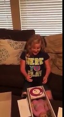 Une fille avec une prothèse à une jambe a une poupée qui lui ressemble