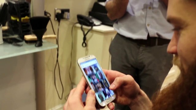 Tanné que les gens l'appellent “Le Père-Noël”, il se rase la barbe et coupe les cheveux et WOW!