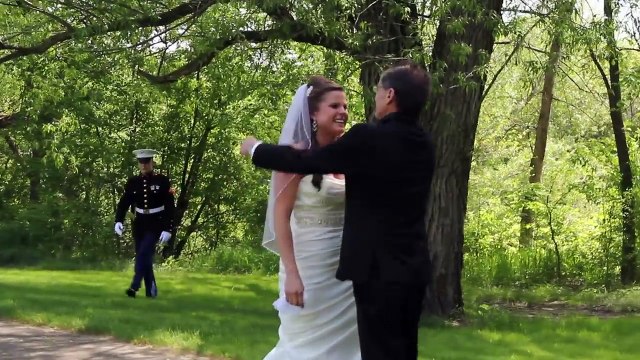 La nouvelle mariée enlace son papa, mais quand elle se retourne et voit CET homme? Elle n'y croit pas!