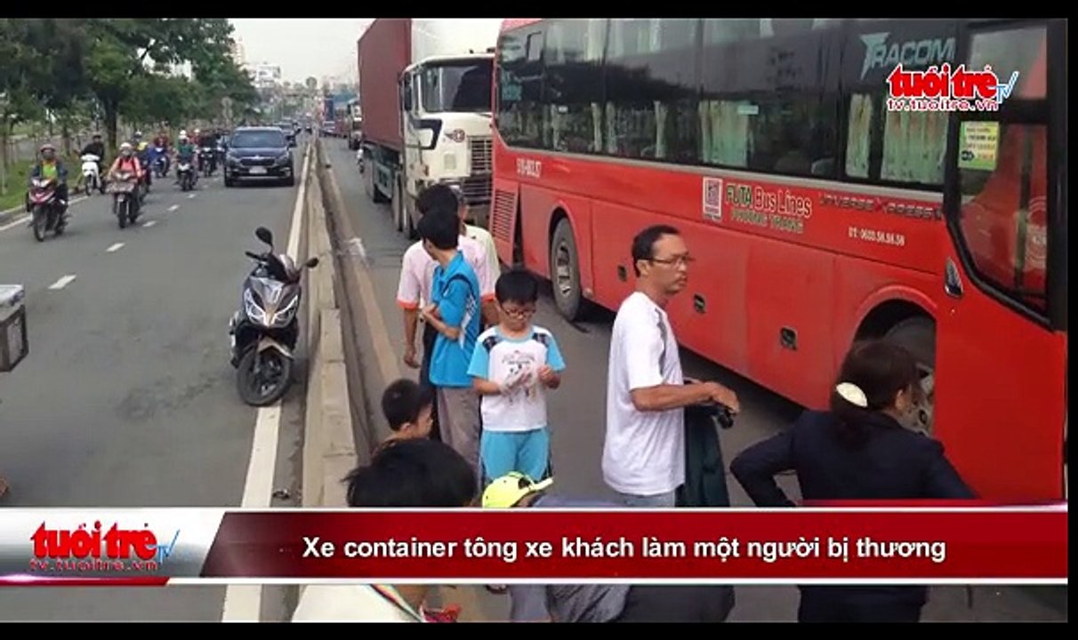 Container tông xe khách làm một người bị thương