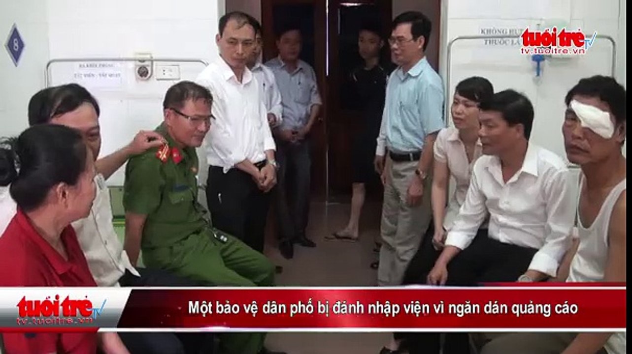Một bảo vệ dân phố bị đánh nhập viện vì ngăn dán quảng cáo