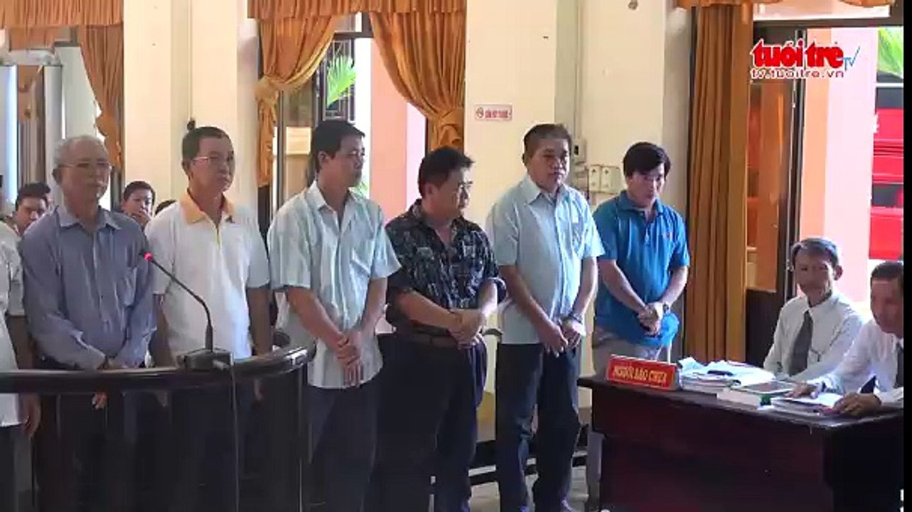 Mười cán bộ hải quan hầu toà