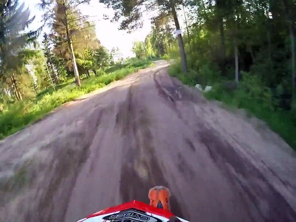 Un conducteur ivre vs un motard!