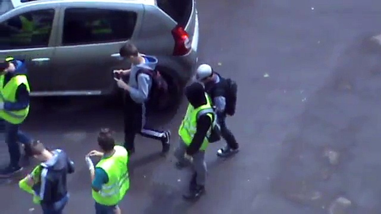 Бабушка Мусорка прогоняет школьников от мусорки контейнера в городе Орле школьники —Город Орёл видео