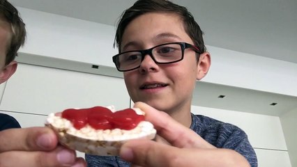 Milan eet rijstwafels met ketchup voor de zwembadchallenge # 3