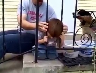 Un petit garçon se coince la tête et trouve une solution