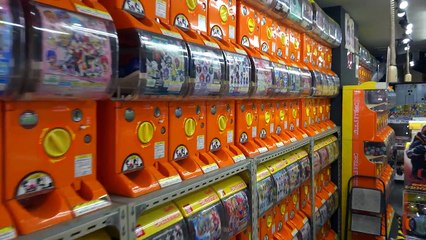 What's inside a Japanese Capsule Toy Machine