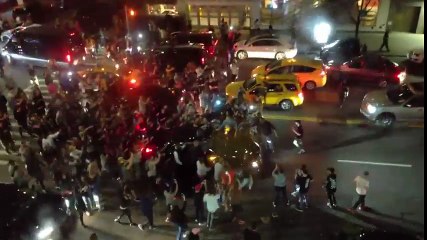 Cientos de fans asaltan el coche de Kanye West tras cancelar concierto