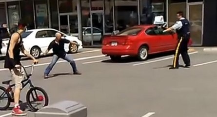 Un homme résiste incroyablement aux décharges de taser