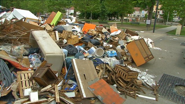 Inondations : les habitants, choqués, poursuivent le nettoyage de Nemours - Le 07/06/2016 à 19:05
