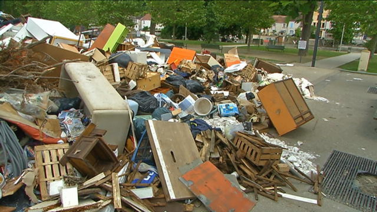 Inondations : les habitants, choqués, poursuivent le nettoyage de Nemours - Le 07/06/2016 à 19:05
