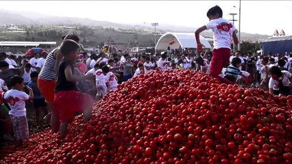 الاحتفال بمهرجان التراشق بالطماطم "توماتينا" في كولومبيا