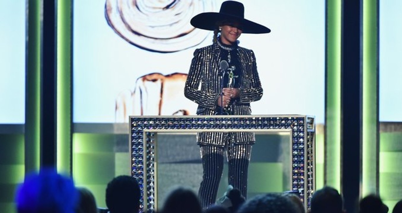 Beyoncé Accepts CFDA Fashion Icon Award