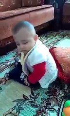 kendini sallayarak uyuyan bebek