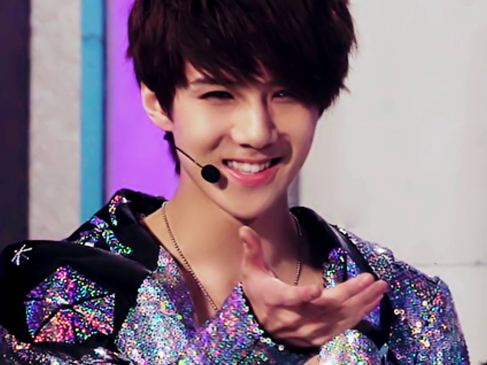 Top 20 Hottest Korean Male Singers/Actors