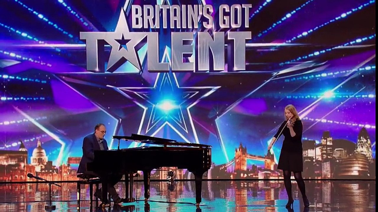 De loin le plus meilleur de Incroyable Talent ! Un petit spectacle qui finit en magnifique show !