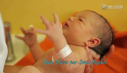 为新生儿洗澡的外国护士，技术太让人震撼了！