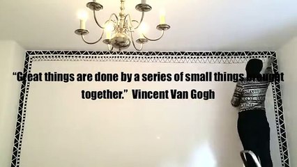 Pour commencer, elle peint des triangles tout le long du mur de sa chambre. La suite est vraiment sublime !