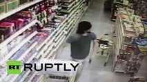 La reacción de una mujer cuando iban a secuestrar a su hija en un supermercado