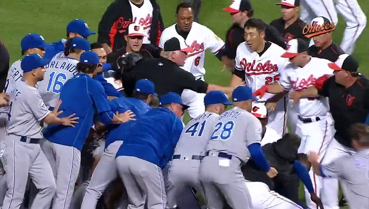 Ce match de baseball dégénère en bagarre générale. Violent!