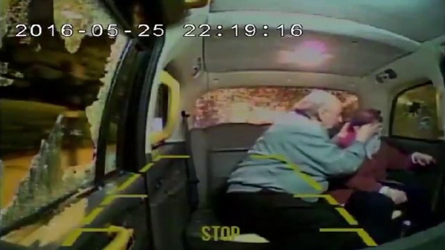 Une mamie dans un taxi se prend une brique en pleine tête