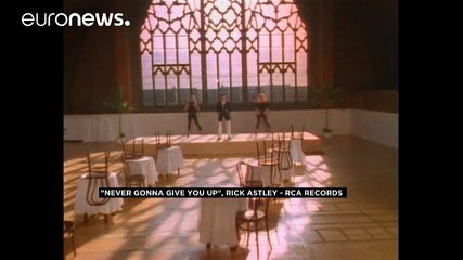 Rick Astley vuelve con el sencillo "Keep singing"