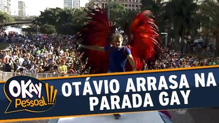 Otávio Mesquita arrasa em desfile da Parada Gay