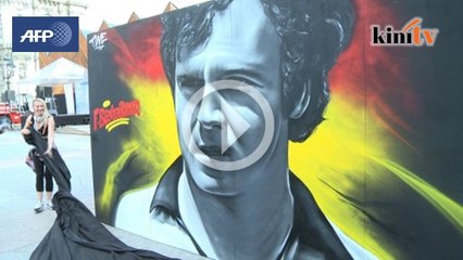 11 potrait legenda bola sepak dipamer di Paris