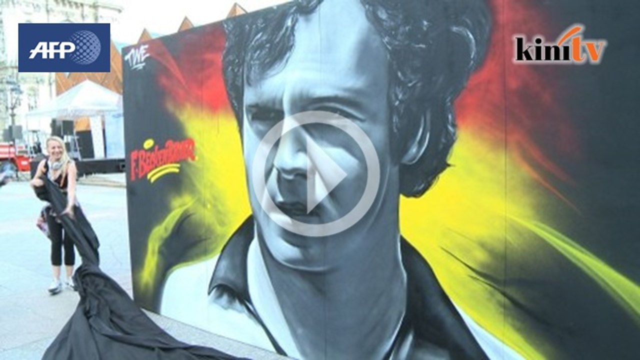 11 potrait legenda bola sepak dipamer di Paris