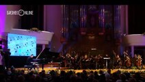 Amazing teen pianist born without hands moves crowd to tears with beautiful Twilight melody