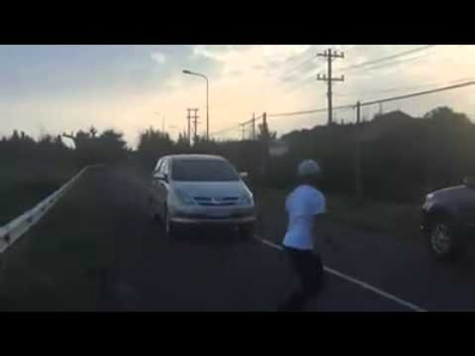 RÙNG MÌNH LÝ HOÀNG LAO MÌNH QUA XE ĐANG CHẠY