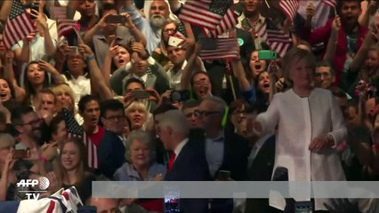 Etats-Unis: Clinton revendique son investiture "historique"