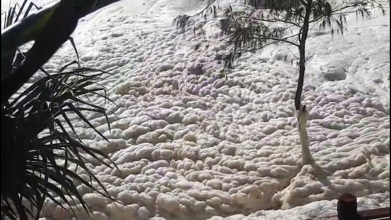 Bain de mousse geant sur les plages Australiennes