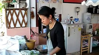 Making Som Tam in Pai