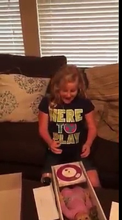 Cette poupée n'a l'air de rien pourtant elle cache un secret trop mignon que seule cette petite fille peut comprendre...