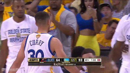 Une fan fait de son mieux pour "motiver" Stephen Curry