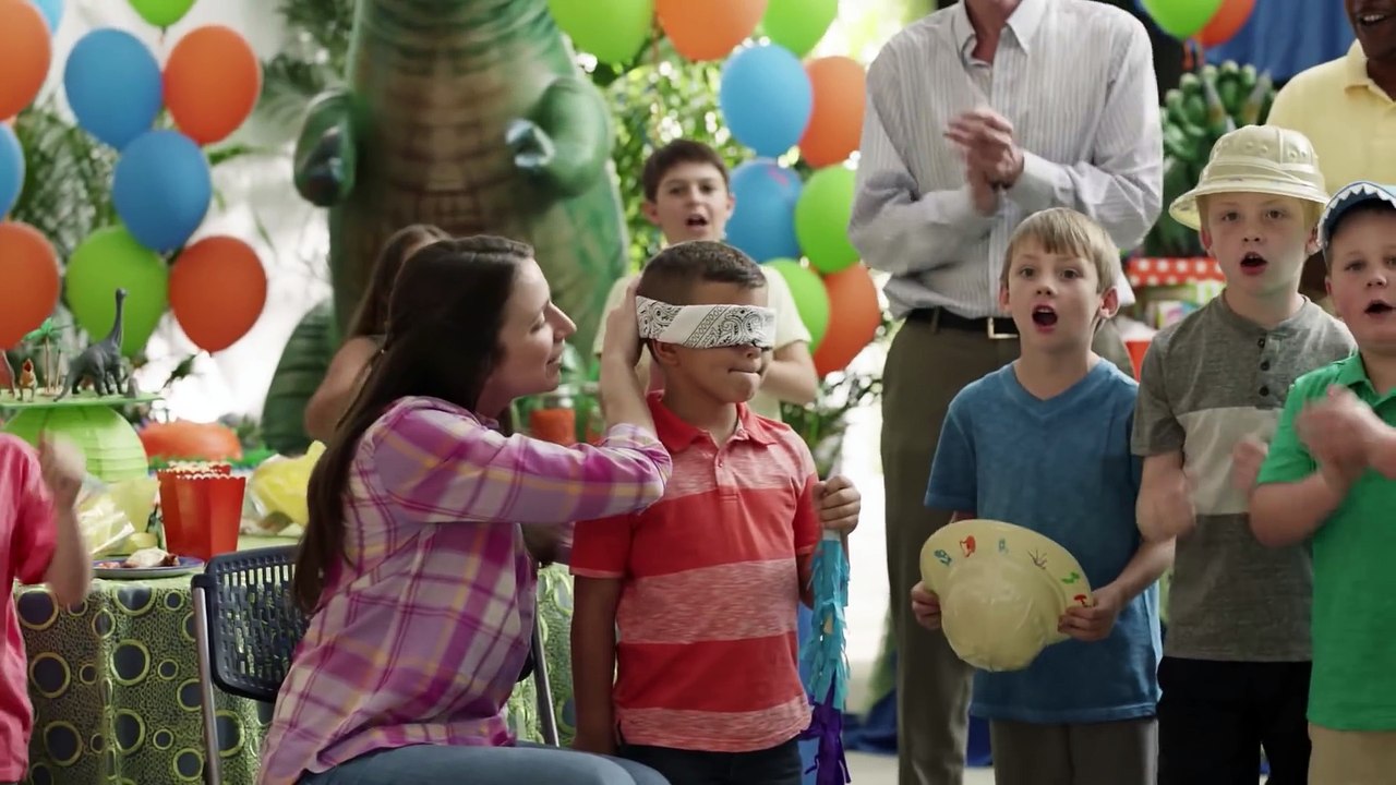 Ce joueur de Baseball pro défonce les Pinata d'enfants à leurs anniversaires