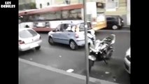 Une fille défonce une moto en essayant de se garer