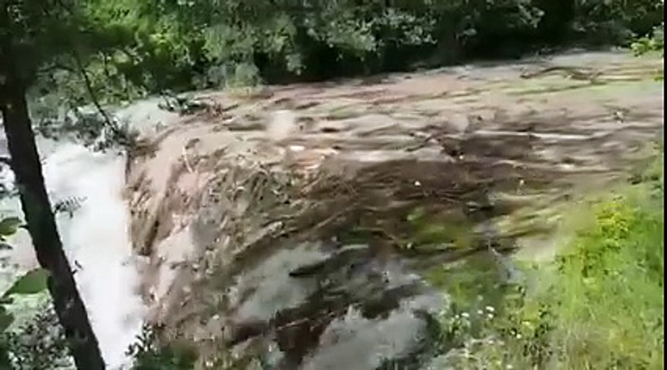 Et tout d'un coup roulé un raz-de-marée