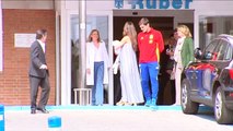 Iker Casillas y Sara Carbonero abandonan el hospital con el pequeño Lucas