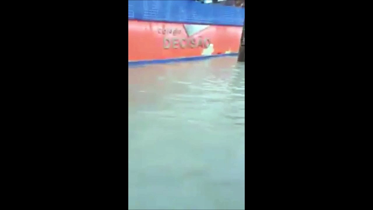 A 2 doigts de se faire voler son portable alors qu'il filme les inondations