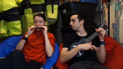 Pour se détendre quand on simule la vie dans l'espace, rien de tel que le ukulélé