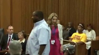 Father attacks daughter’s killer in court in Ohio Van Terry Full Video