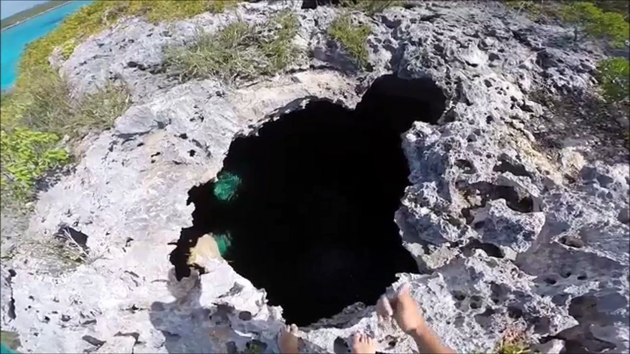 Il tente un plongeon en bombe dans une grotte et... FAIL LOL