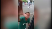 En filmant les inondations un homme tente de lui voler son portable !