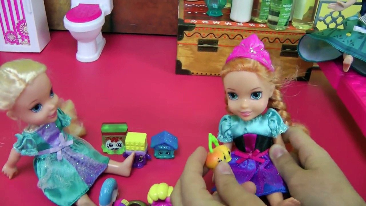 DON'T Touch the TOILET! Elsa & Anna toddlers - Bedtime - Brushing teeth - Afraid to flush the toilet